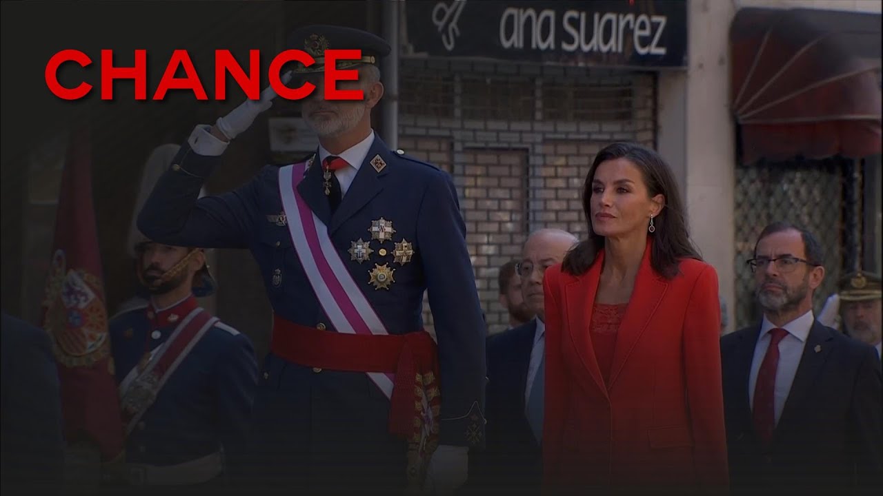 la reina en el desfile de las fuerzas armadas